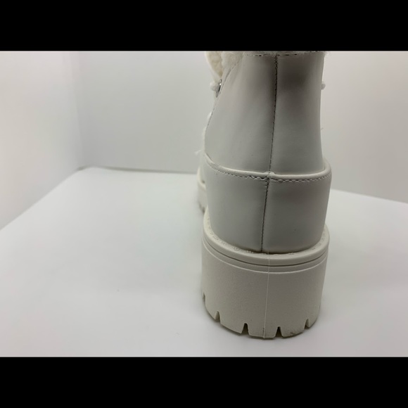 Woman’s 7.5 faux nubuck white boots 👢 - Picture 8 of 13
